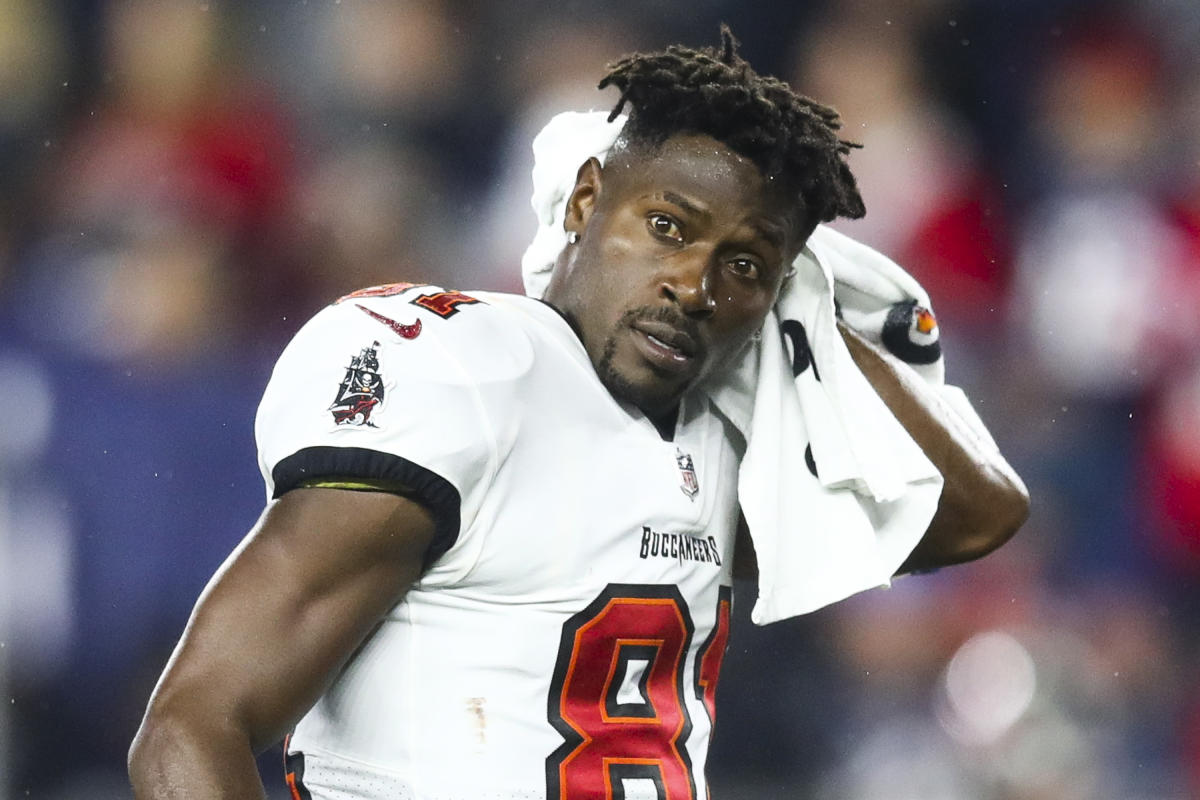 Antonio Brown re-signs with the Tampa Bay Buccaneers - Fake Teams