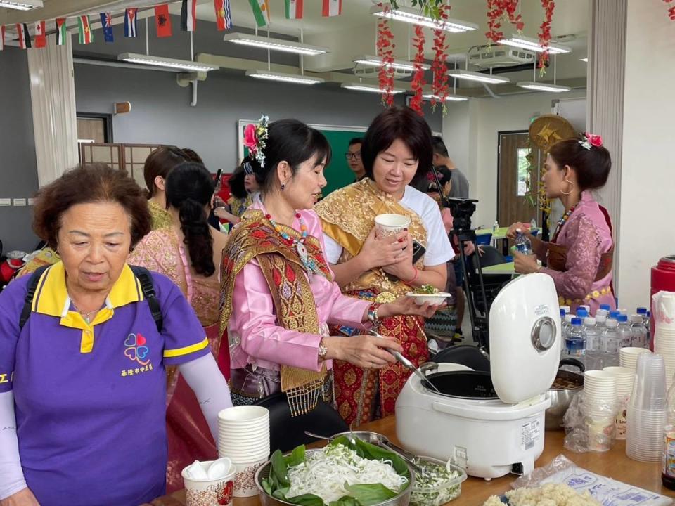 「泰享多元民俗舞蹈文化團」成果發表 展現東南亞文化魅力，圖為團員們動手做美食/中興國小提供