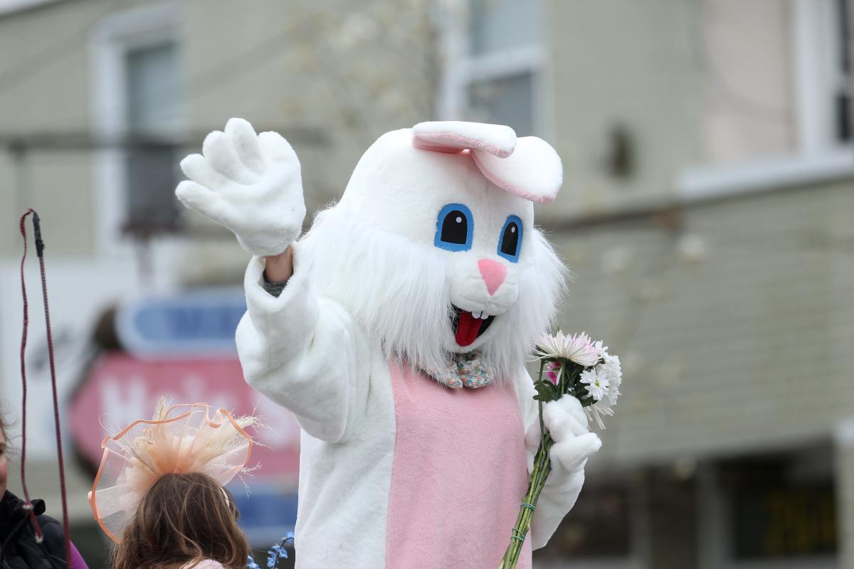 815 Women Men Bucket Hat Easter Basket of Eggs and A Rabbit