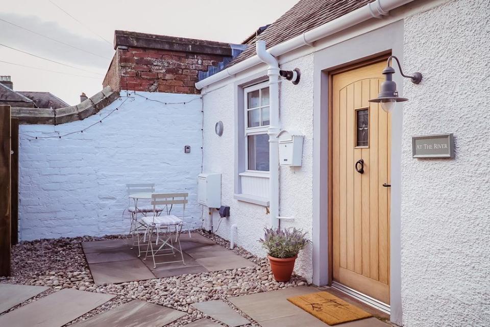 12) Dundee - Beach cottages in the UK