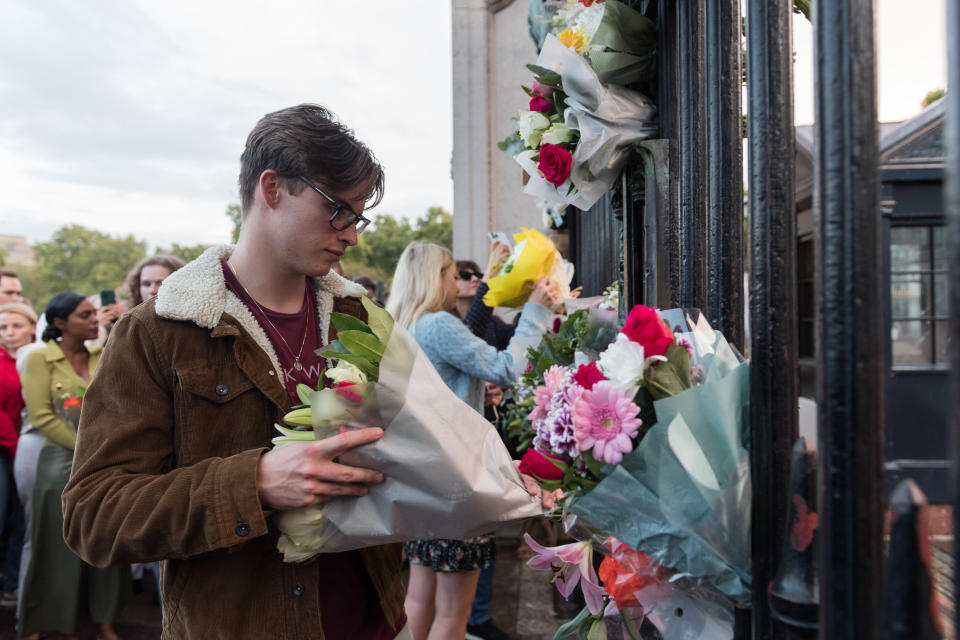 LONDRES, REINO UNIDO - 08 DE SEPTIEMBRE: Los miembros del público colocan tributos florales en la puerta del Palacio de Buckingham tras el anuncio de la muerte de la Reina Isabel II en Londres, Reino Unido el 08 de septiembre de 2022. El Palacio de Buckingham ha anunciado hoy que la Reina Isabel II murió pacíficamente en Balmoral a la edad de 96 años. (Foto de Wiktor Szymanowicz/Agencia Anadolu vía Getty Images)