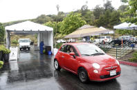 En esta foto del 9 de abril del 2020, un auto sale de un centro de atención gratuita de la organización del actor Sean Penn, CORE, para realizarse pruebas de coronavirus en el ayuntamiento de Malibú, California. El actor ganador del Oscar se asoció con la oficina del alcalde de Los Ángeles Eric Garcetti y el departamento de bomberos de la ciudad para realizar de manera segura pruebas de COVID-19 a personas con síntomas del virus. (AP Foto/Chris Pizzello)