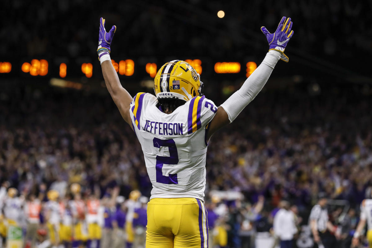 Minnesota Vikings wide receiver Justin Jefferson leads teammates in the  'Griddy' at Pro Bowl practice