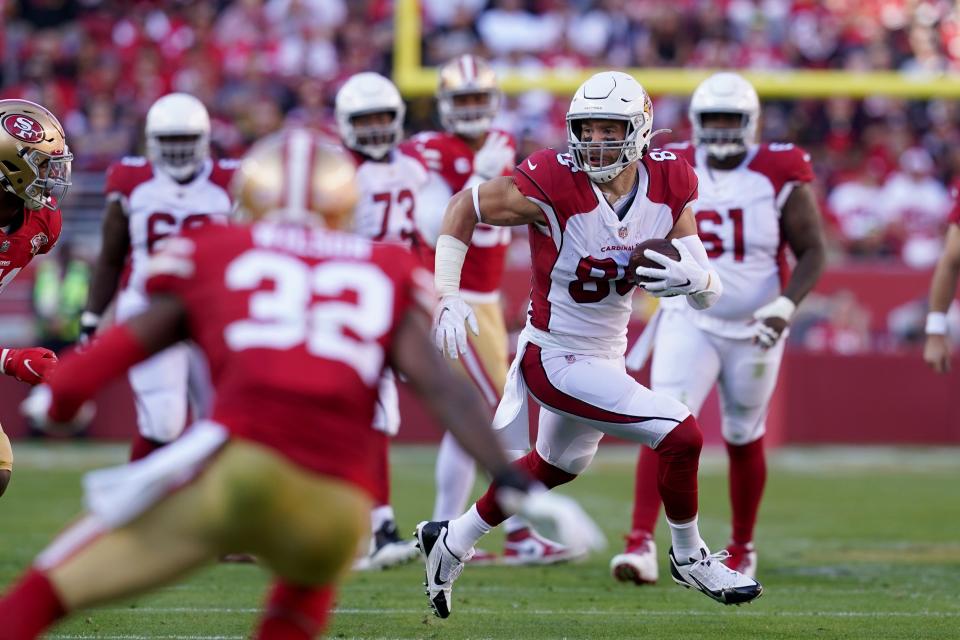 Arizona Cardinals tight end Zach Ertz (86) runs with the ball after making a catch against the San Francisco 49ers in the second quarter at Levi's Stadium in Santa Clara, Calif., on Nov. 7, 2021.