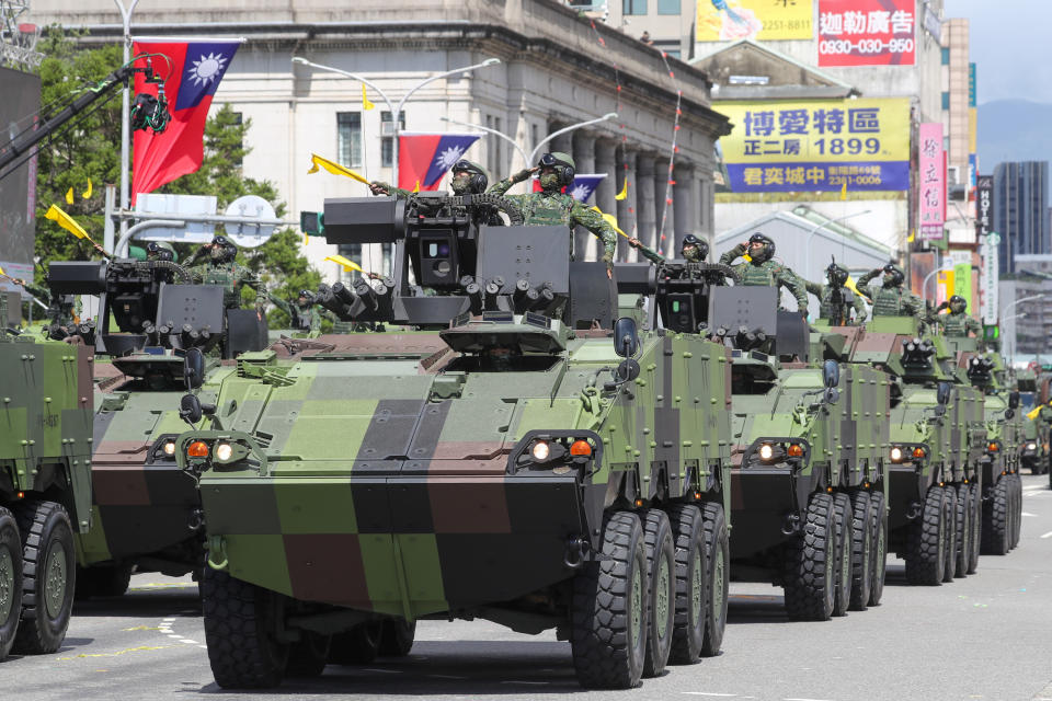 雙十國慶10日在總統府前舉行，國軍出動甲車車隊參與操演。(中央社)