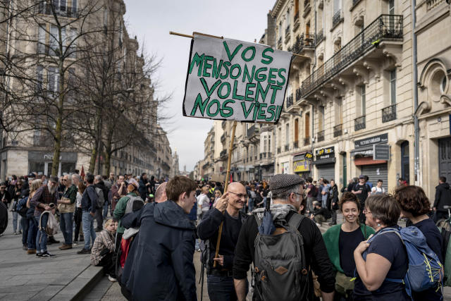 France protests: Bordeaux town hall set alight