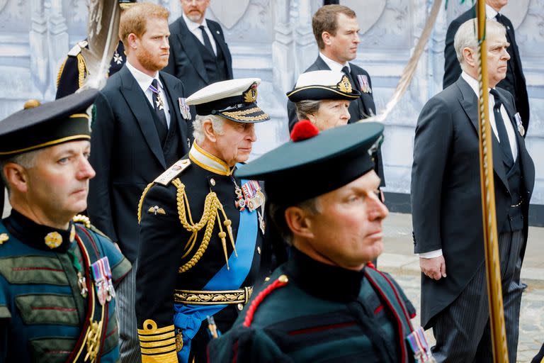 La familia real camina detrás del ataúd de la reina Isabel II