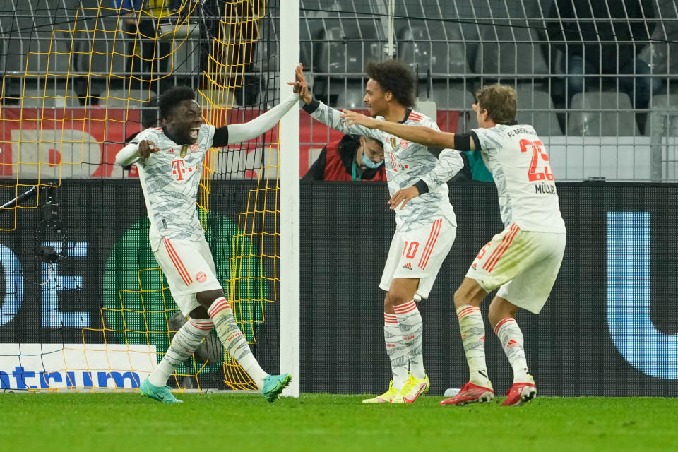 Thomas Müller (r.) bejubelt mit Davies und Sané seinen Treffer zum zwischen zeitlichen 2:0. (BIld: Getty Images)