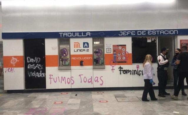 Encapuchadas causan destrozos en Metro Revolución