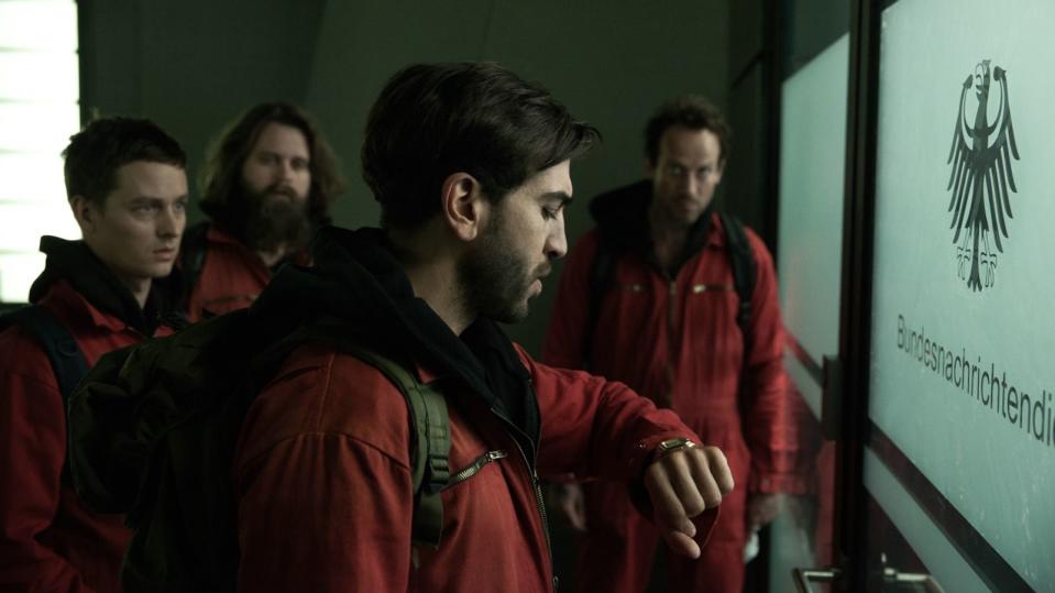 Selbst vor dem - für unhackbar geltenden - BND machen Benjamin (Tom Schilling, links), Paul (Antoine Monot, Jr.), Max (Elyas M'Barek, zweiter von rechts) und Stephan (Wotan Wilke Möhring, rechts) in "Who Am I - Kein System ist sicher" nicht Halt. (Bild: Sony)