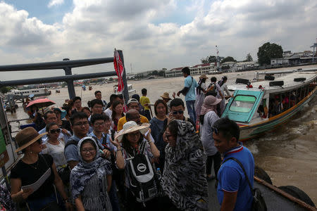 FILE PHOTO - Chinese tourists wait to board a sightseeing boat at a pier at Chao Phraya River in Bangkok, Thailand, October 3, 2016. REUTERS/Athit Perawongmetha/File Photo
