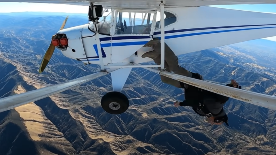 Trevor Jacob salta fuera del avión