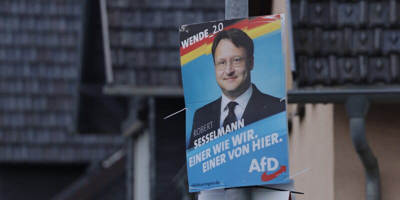 Ein Wahlplakat von AfD-Politiker Robert Sesselmann hängt an einem Laternenpfahl.<span class="copyright">Getty Images</span>