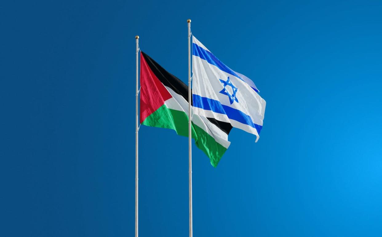 <a href="https://www.shutterstock.com/es/image-illustration/israel-palestine-flags-waving-against-blue-1817382641" rel="nofollow noopener" target="_blank" data-ylk="slk:Leonid Altman / Shutterstock;elm:context_link;itc:0;sec:content-canvas" class="link ">Leonid Altman / Shutterstock</a>