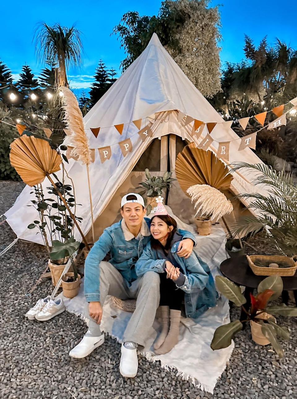 曾智希和陳志強在苗栗露營區慶生同時補求婚。（翻攝自曾智希 Simba臉書）