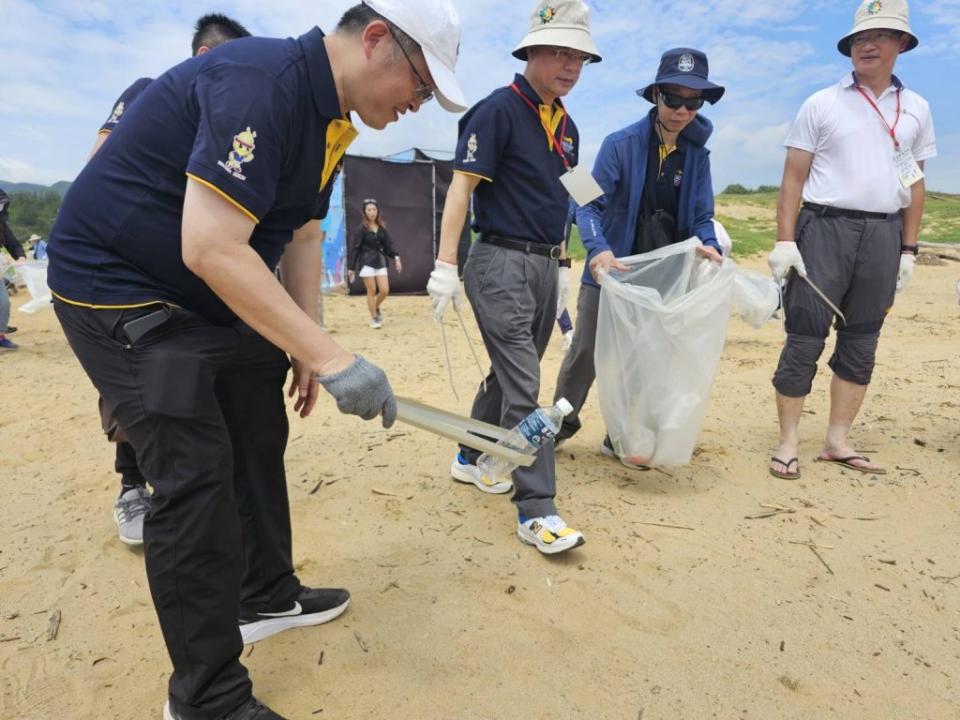 波麗士打擊犯罪不忘愛護家園，警政署長黃明昭（中）帶頭捲起衣袖在八日投入淨灘公益活動。(記者孫曜樟翻攝）