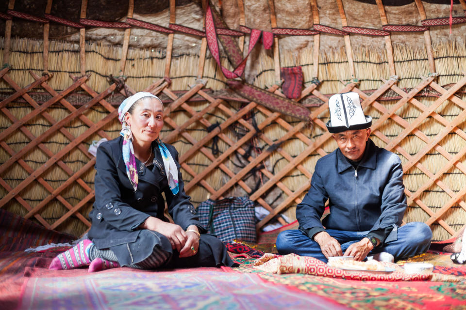 China, Xinjiang, Karakul lake. Kyrgyz family inside their yurt (MR) (PR)