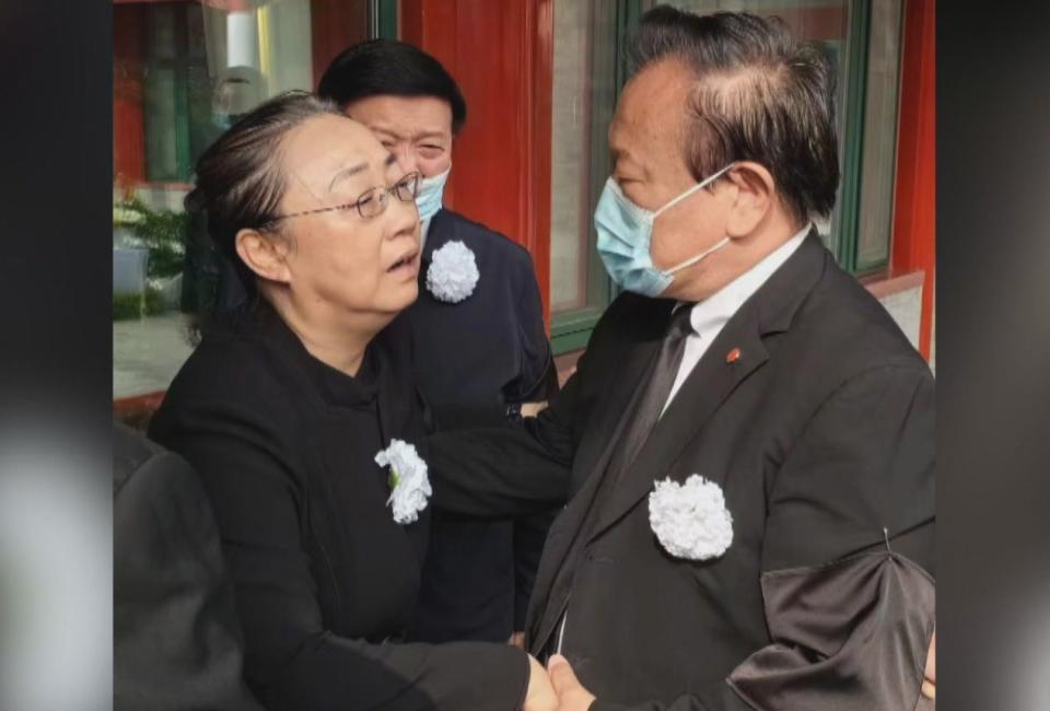 中國前國務院總理李克強的遺孀程虹穿黑衣、胸戴白花接待致哀賓客，神情看來非常憔悴。（翻攝自X）