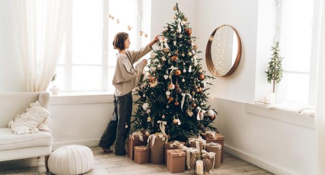 Christmas decorations: When is it best to put up the tree? The earlier the  better according to experts