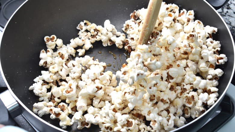 Making popcorn in pan