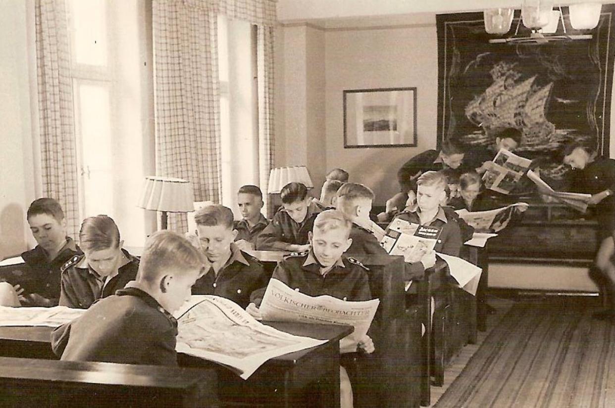 <span class="caption">German students reading newspapers in the Nazi academy in Rügen in 1943.</span> <span class="attribution"><span class="source">Dietrich Schulz</span>, <span class="license">Author provided</span></span>