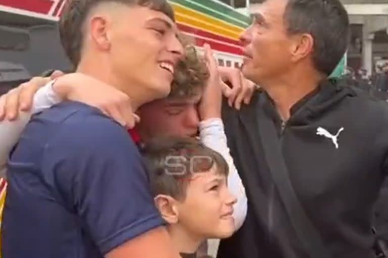 Jerónimo Dómina, delantero de Unión, con la familia y mientras hacía una videollamada con su madre