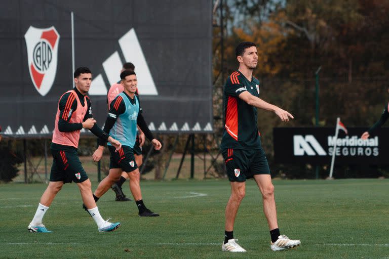 Ignacio Fernández (derecha) tomaría un descanso ante Platense y eso abriría un lugar en el mediocampo... o en el ataque.