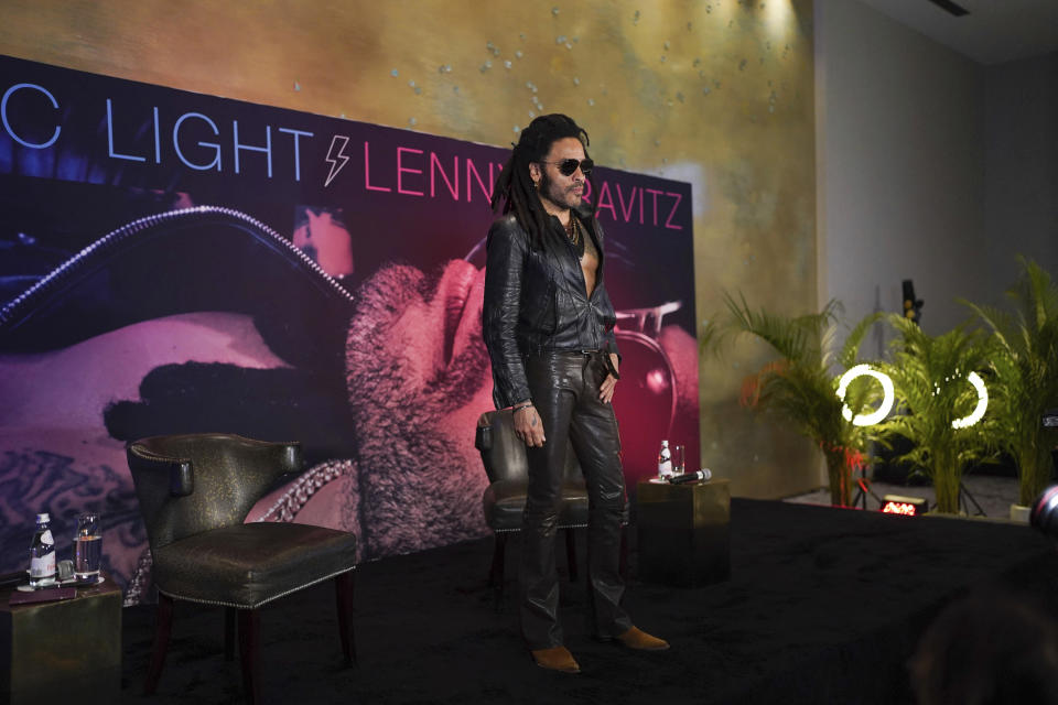 Lenny Kravitz posa en una conferencia de prensa para promover su álbum "Blue Electric Light" en la Ciudad de México el martes 26 de marzo de 2024. (Foto AP/Marco Ugarte)