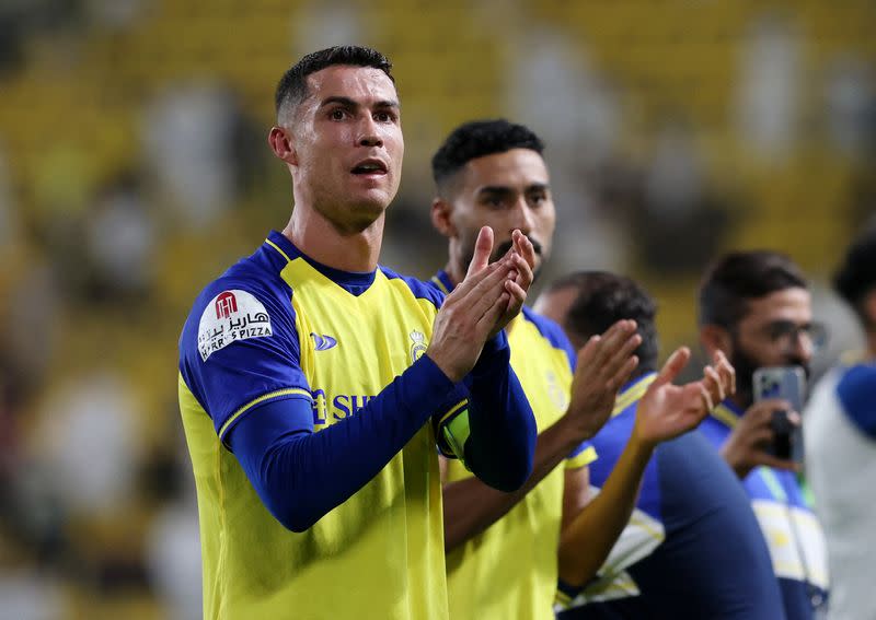 FOTO DE ARCHIVO: Cristiano Ronaldo, del Al Nassr, aplaude a los aficionados tras el partido