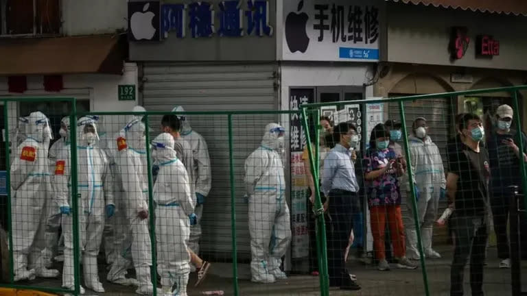 Las draconianas restricciones anticovid en Shanghai, que incluyeron el vallado de manzanas enteras, no solo provocaron la ira de los residentes sino también una fuerte reducción de la actividad económica.