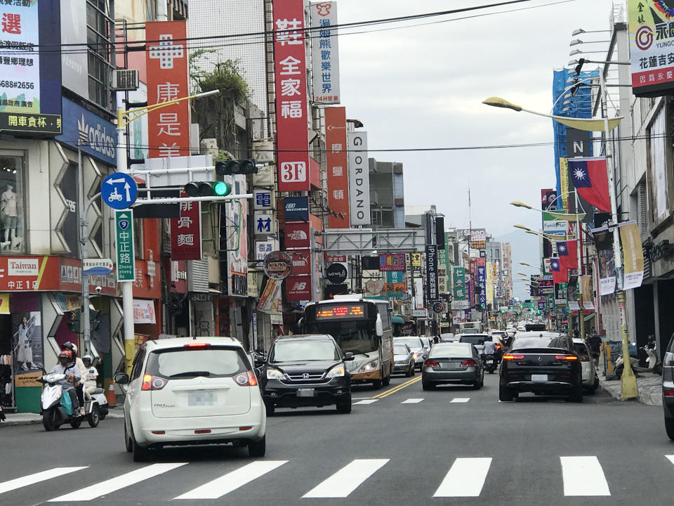 中秋連假首日，蘇花路廊預計帶來1.6萬車流量，花蓮市區下午車潮明顯增多，但不至於壅塞。(中央社)