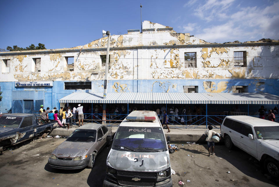 <p>Families with food in tow for their incarcerated relatives, line up in front of the National Penitentiary in downtown Port-au-Prince, Haiti, Feb. 13, 2017. Haiti’s penal system is by far the globe’s most congested, with a staggering 454 percent occupancy level, according to the most recent ranking by the University of London’s Institute for Criminal Policy Research. (Photo: Dieu Nalio Chery/AP) </p>