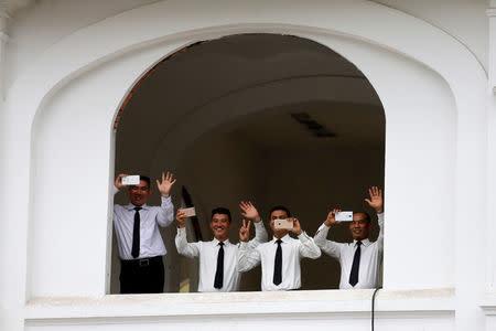 Local residents wave at a motorcade transporting U.S. President Barack Obama in Ho Chi Minh City, Vietnam May 25, 2016. REUTERS/Carlos Barria