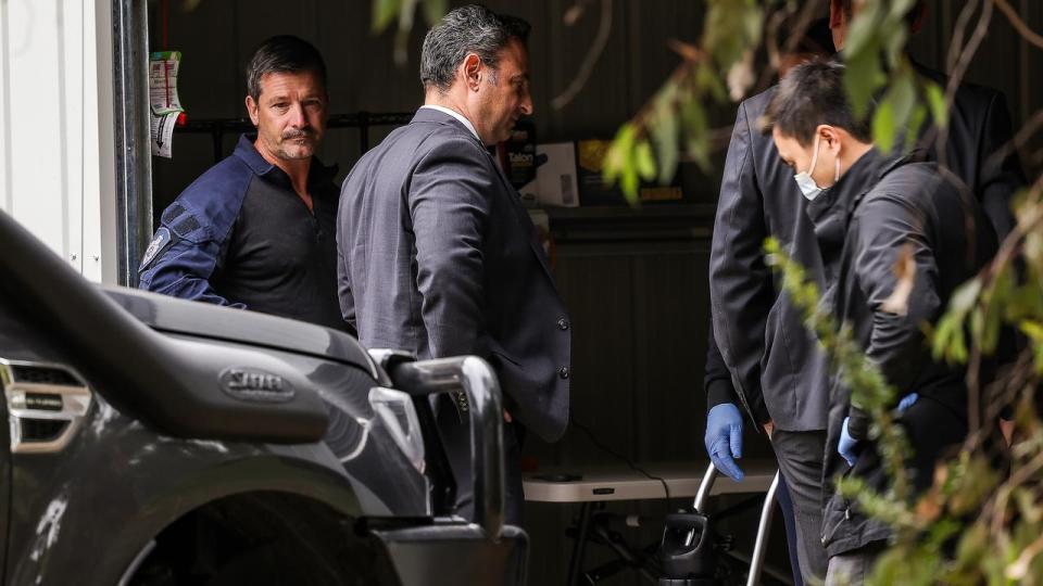 LEONGATHA, AUSTRALIA - NewsWire Photos - 02 NOVEMBER, 2023: Homicide Squad detectives at the Leongatha house of Erin Patterson. A police officer and dog search the car of Erin Patterson. Picture : NCA newsWire / Ian Currie