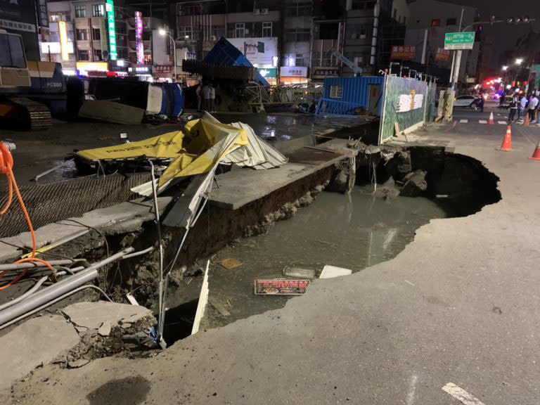 台南市五妃街與西門路一段路口，一處新建工地施工不慎路面塌陷，1台小貨車掉落於坑洞內。   圖：消防局提供