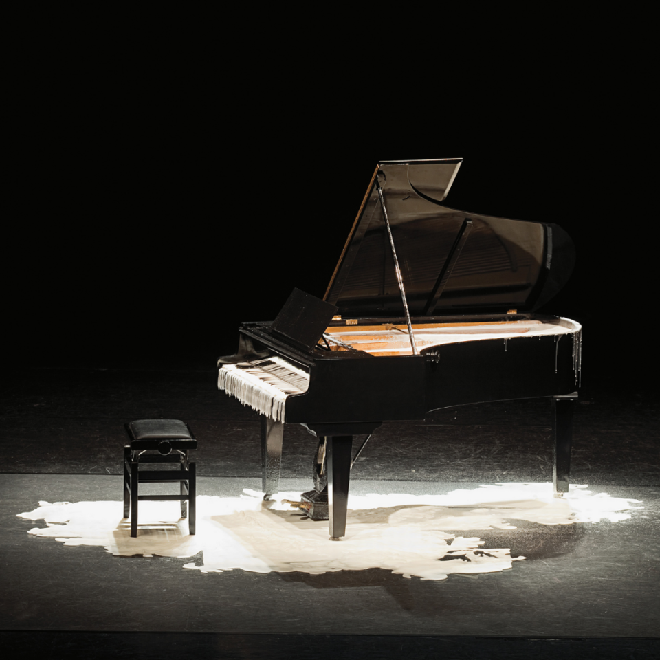 ‘Metade da Fala no Chão - Piano Surdo’ (Half of the speech on the ground - Deaf piano), 2011, performance en video, de Tatiana Blass (Brazil).