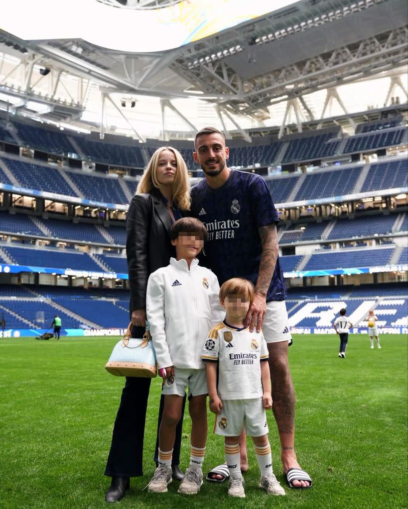 Joselu posa con su mujer y sus hijos en el Santiago Bernabéu
