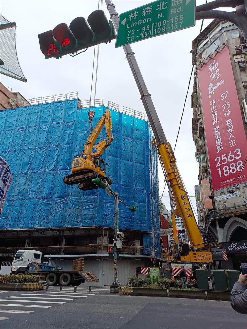 網友解答其實是吊車吊上去的。（圖／翻攝自爆廢公社）