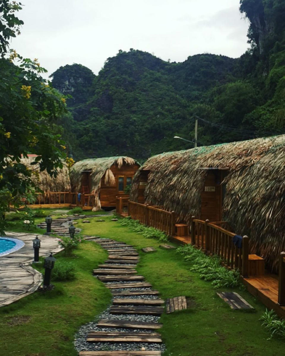 <p>Las habitaciones de este hotel son cabañas de paja y madera situadas en torno a un jardín con una piscina central. Se encuentra además en plena campiña vietnamita rodeado por montañas. (Foto: Instagram / @tj_neumann). </p>