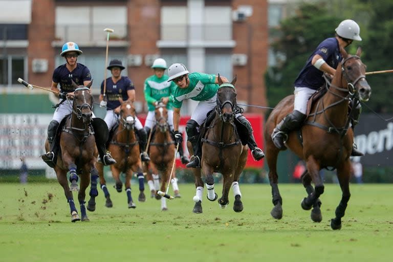 Ataca Jeta Castagnola, entre su primo Poroto Cambiaso y Juan Martín Nero; La Natividad fue superior en el juego, pero recién en el octavo chukker quebró definitivamente a La Dolfina.