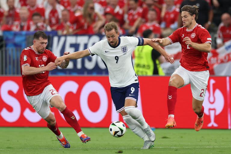 Harry Kane maniobra entre Pierre-Emile Hojbjerg e Joachim Andersen; el delantero volvió a vulnerar al arquero Peter Schmeichel, pero Inglaterra quedó en deuda frente a Dinamarca por la Eurocopa.