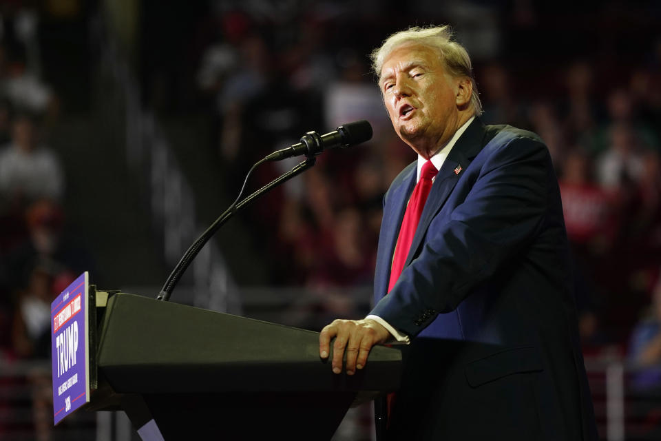 El virtual candidato republicano a la presidencia, el expresidente Donald Trump, habla en un mitin de campaña el sábado 22 de junio de 2024, en la Universidad Temple, en Filadelfia. (AP Foto/Chris Szagola)