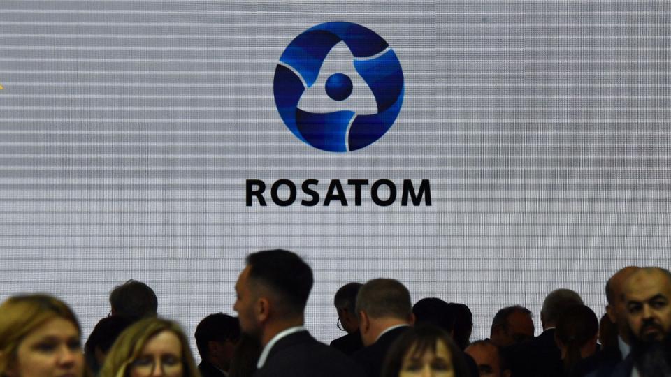 Le logo de l'agence nucléaire russe Rosatom photographié lors du Forum économique international de Saint-Pétersbourg (SPIEF), le 6 juin 2024. | Olga Maltseva / AFP