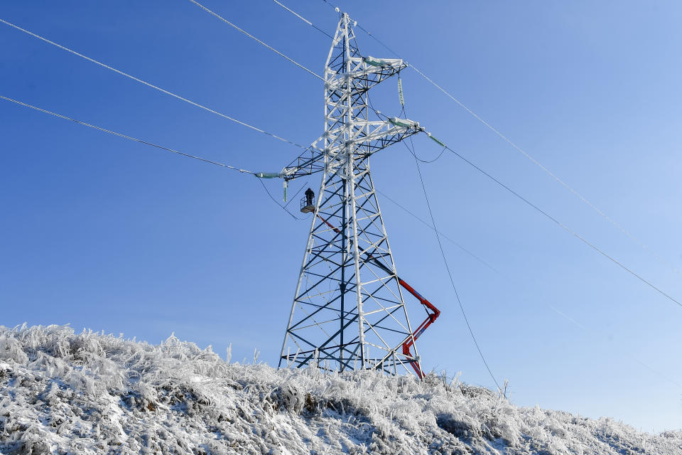 De la lista de profesiones vetadas se han eliminado varias de trabajos en altura, consideradas hasta ahora demasiado peligrosas para ellas, por lo que ahora las rusas pueden dedicarse a la reparación de redes eléctricas. (Foto: Yuri Smityuk / TASS / Getty Images).