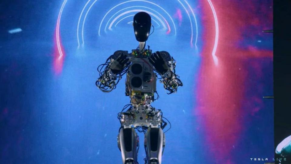 馬斯克在特斯拉的AI節上，讓仿真機器人Optimus亮相。（圖/翻攝自Tesla YouTube）