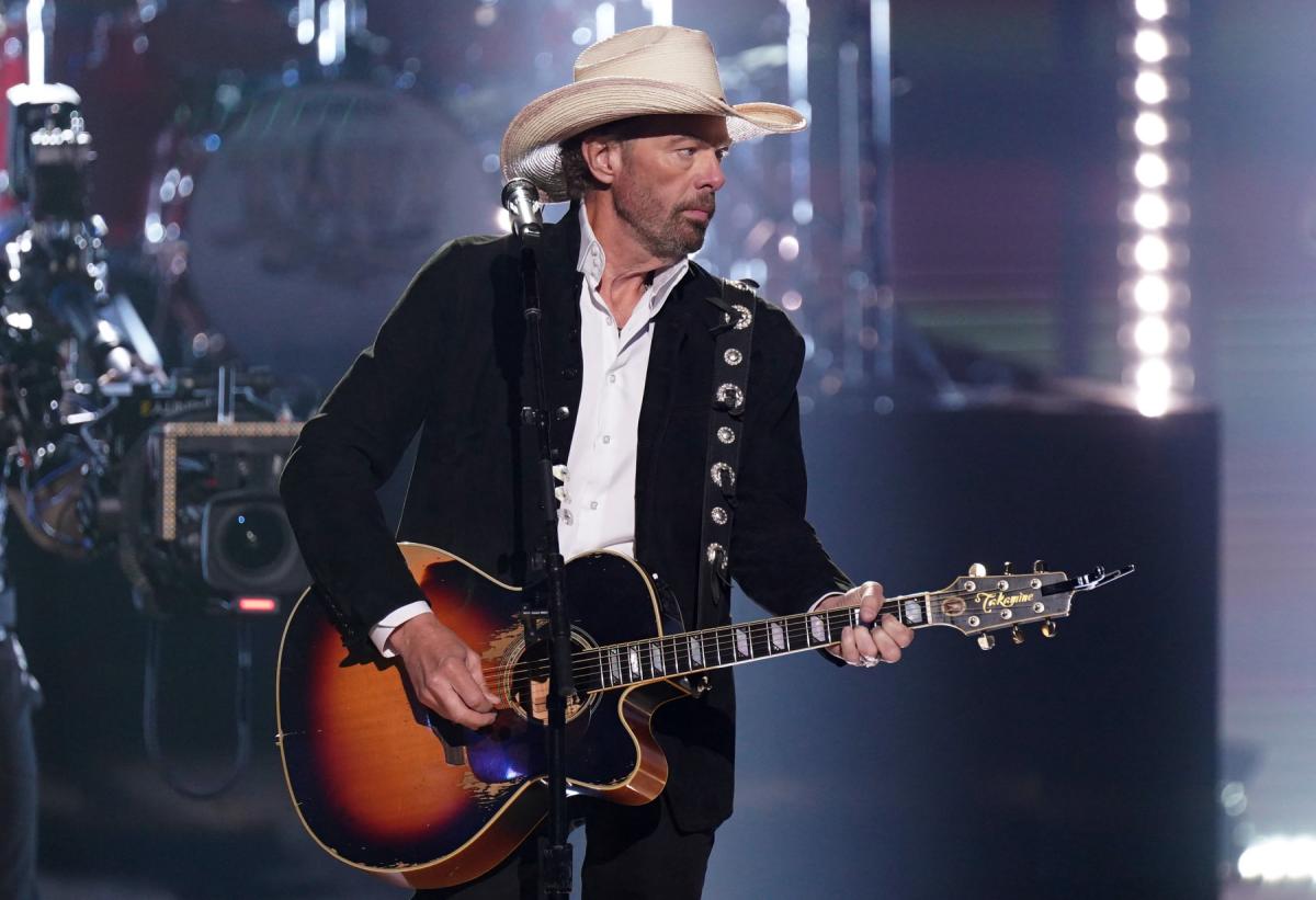 Toby Keith pushes through stomach cancer battle to perform again