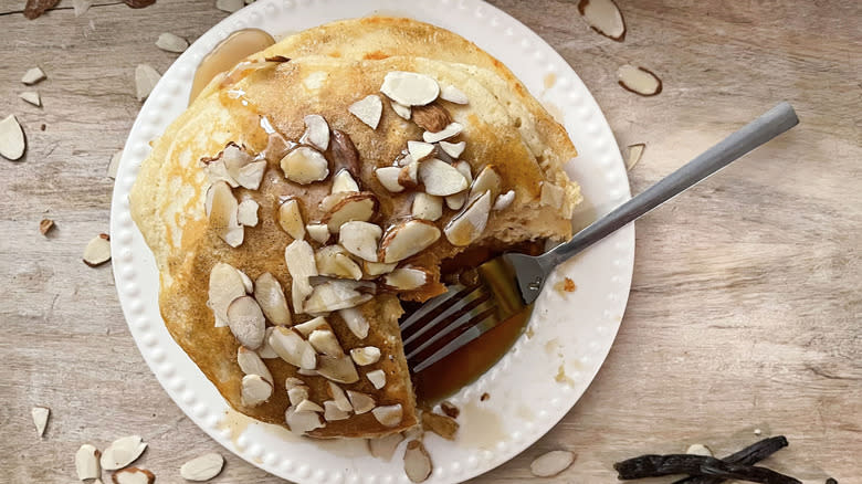 triple vanilla almond flour pancakes