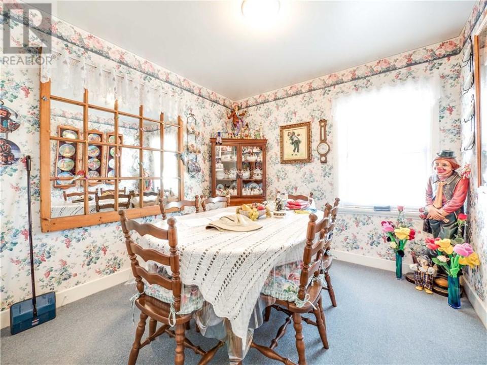 <p>The dining room has the largest clown in the collection, as well as several clown-themed plates. (Zoocasa) </p>