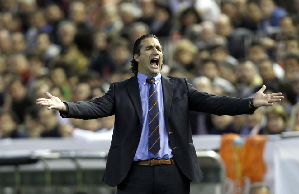 Valencia's coach Juan Antonio Pizzi from Argentina gesture to players during the Europa League quarterfinal, second leg soccer match against Valencia at the Mestalla stadium in Basel, Spain, on Thursday, April 10, 2014. Valencia lost 3-0 in the first leg at Basel (AP Photo/Alberto Saiz)