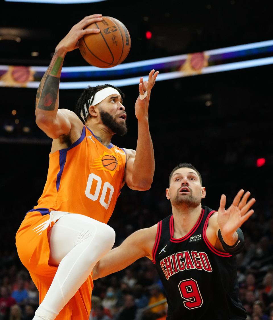 Mar. 18, 2022;  Phoenix, AZ, USA; Suns' JaVale McGee (00) shoots against Bulls' Nikola Vucevic (9) during the first half at the Footprint Center.